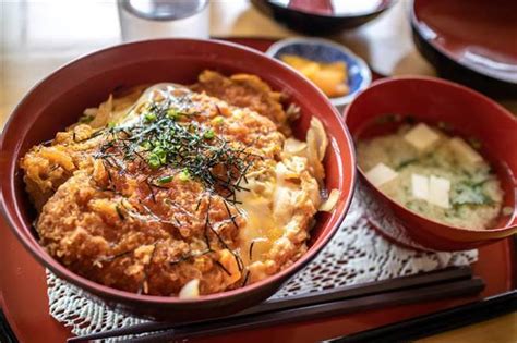 井中間一點怎麼念|點餐念「丼飯」竟被高中生嘲笑！網友翻字典驚錯了十。